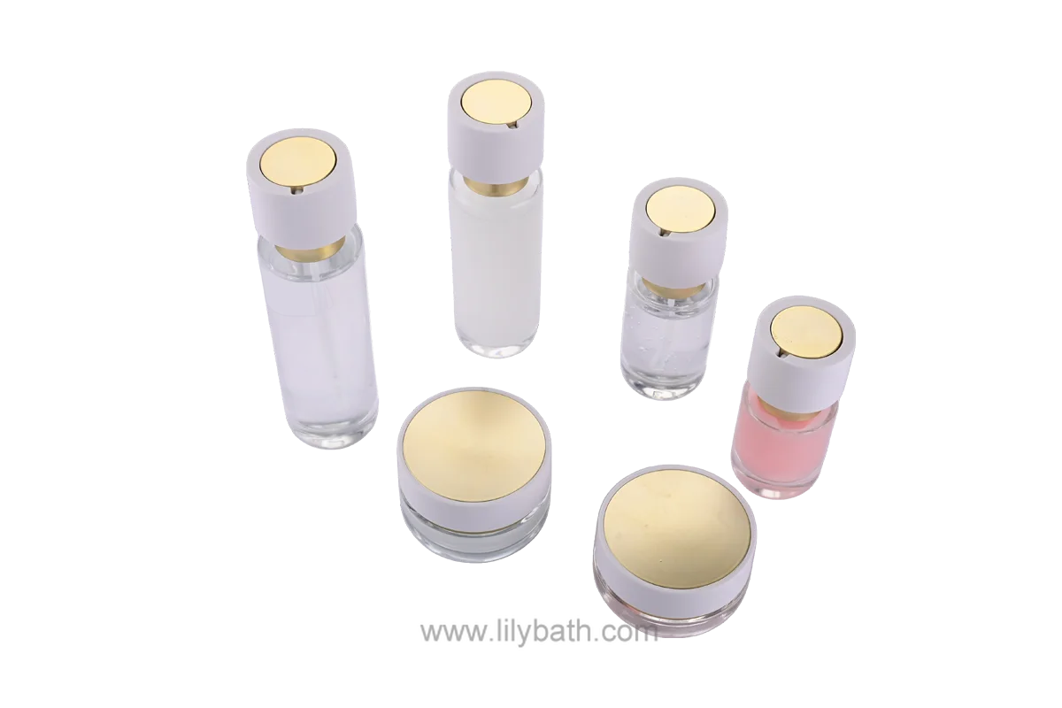 奢華優雅玻璃瓶裝護膚禮盒套裝，包含護手霜、身體噴霧和乳霜 1