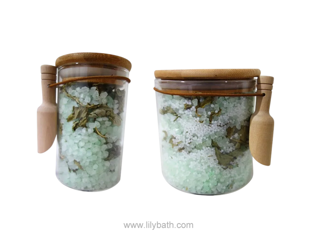 लकड़ी के स्कूप के साथ कांच के कंटेनर में स्नान नमक 1