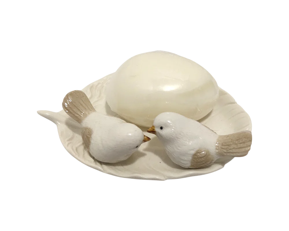 Elegant White Bath Bomb with Ceramic Bird Decor 1