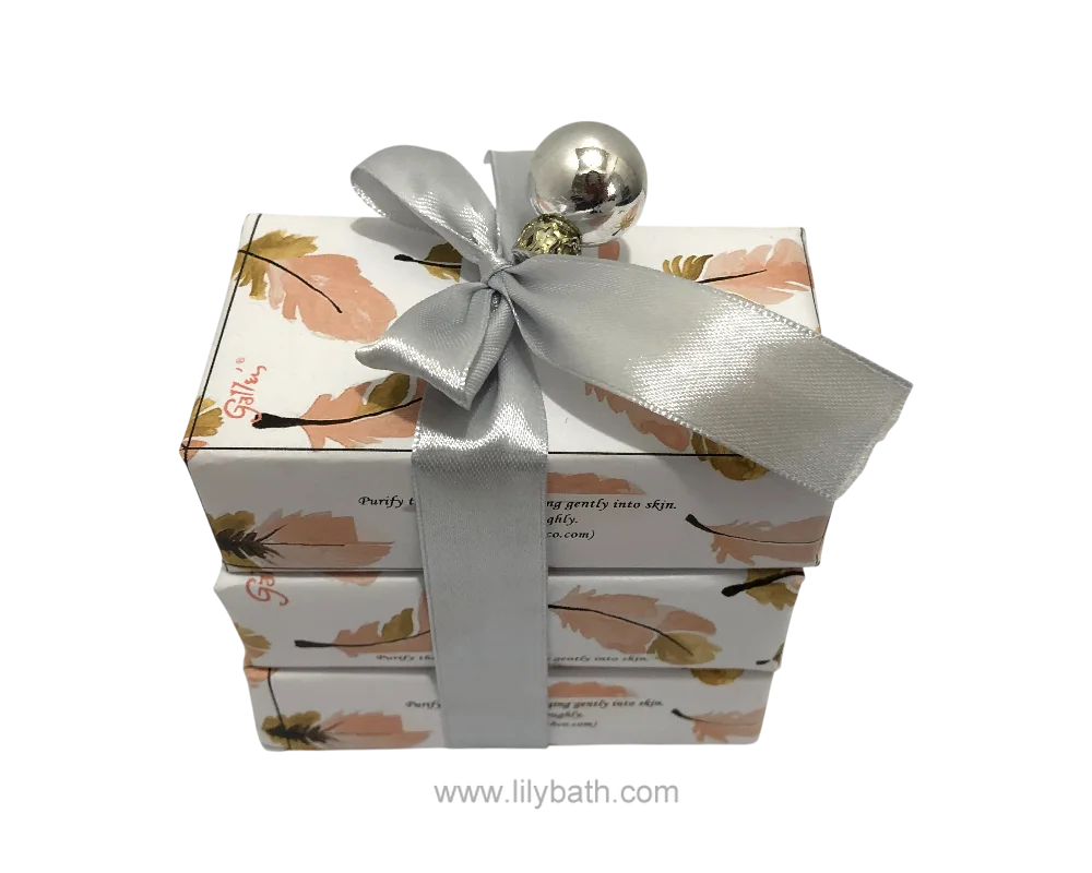 Luxuriöses handgemachtes Geschenkset aus Naturseife mit silbernem Band und Glöckchen 1