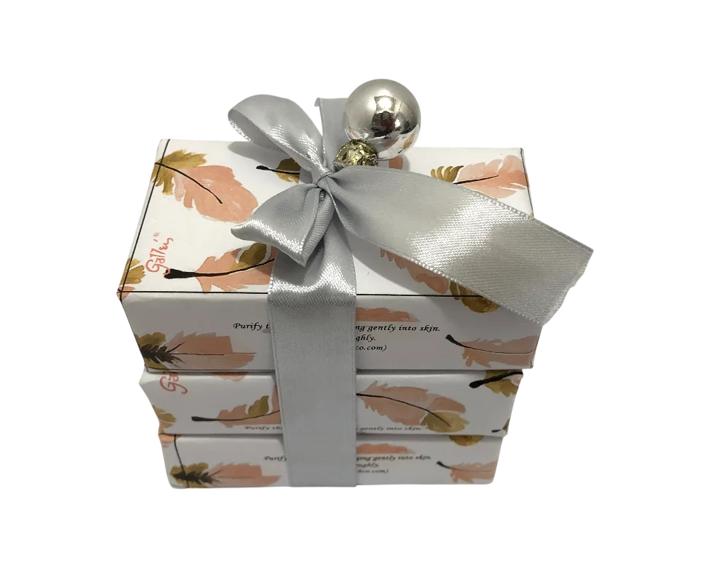 Luxe handgemaakte natuurlijke zeep cadeauset met zilveren lint en bel 1