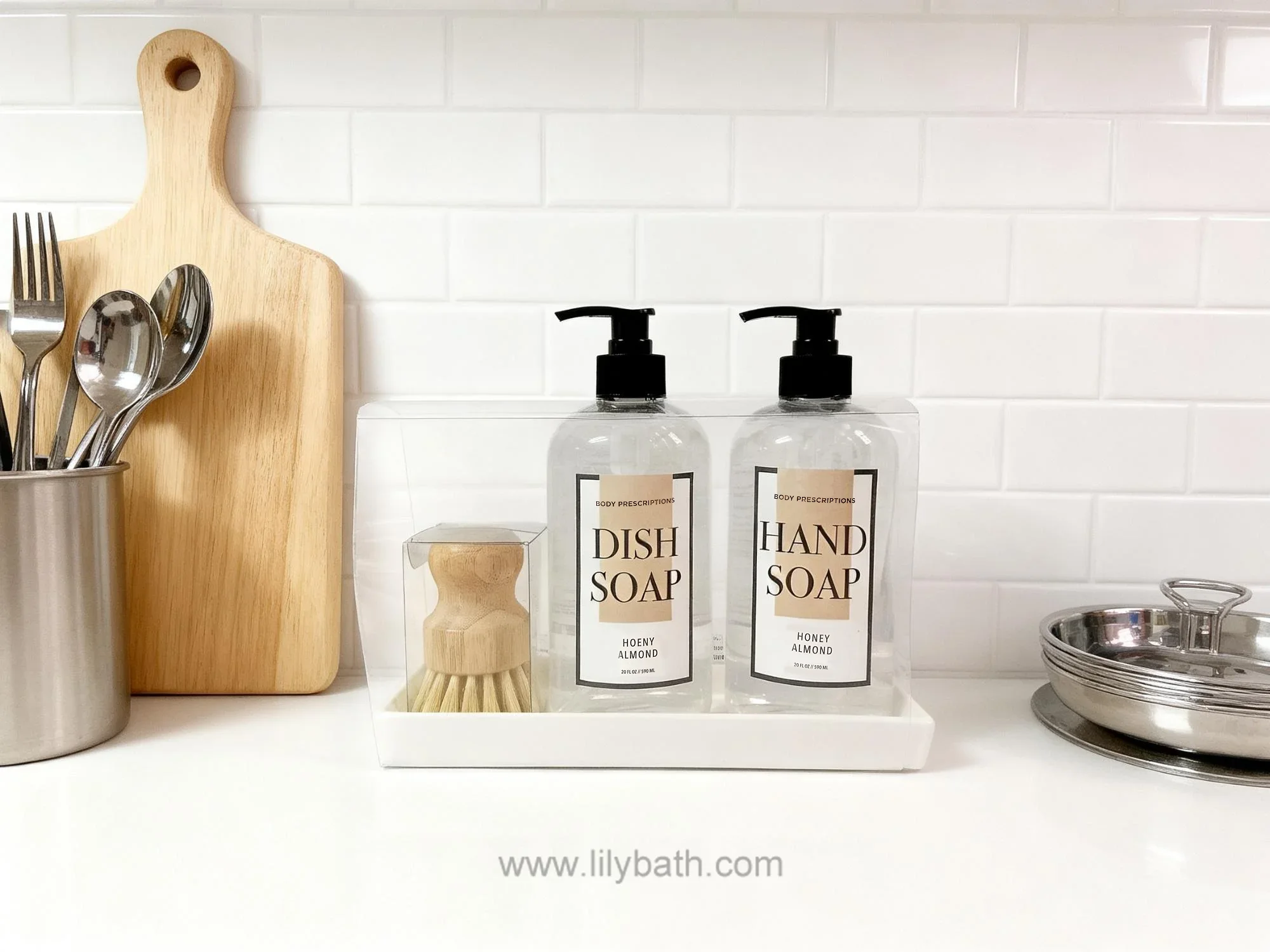 हनी आलमंड खुशबू वाला डिश सोप और हैंड सोप सेट, साथ में लकड़ी का स्क्रब ब्रश - किचन सिंक की सफाई और हाथों की देखभाल के लिए गिफ्ट सेट 1