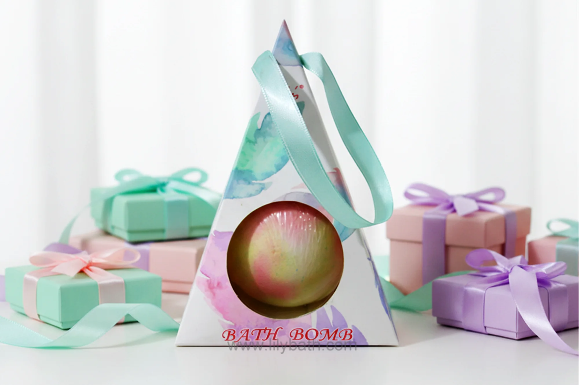 بمب حمام معطر گلدار هدیه - بمب حمام گازدار تکی در جعبه مثلثی تزئینی آویز 1