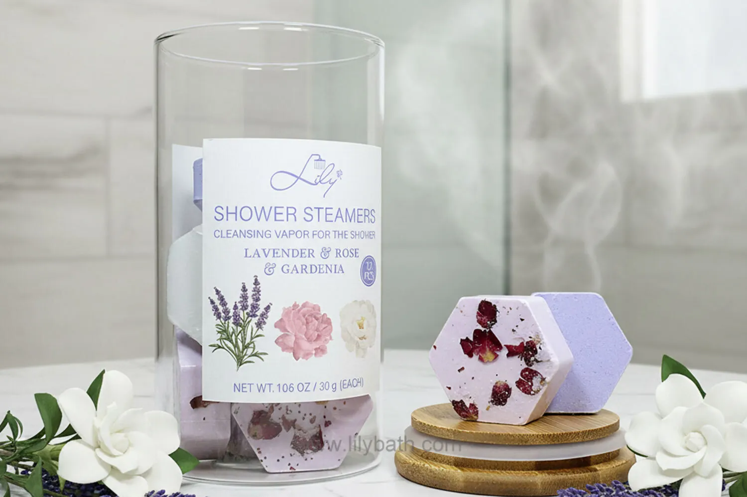 Duŝa Vaporujo kun Purigilo de Lavendo kaj Rozo-Gardenio en Vitra Vazo kun Ligna Kovrilo - Lilia Bano 1