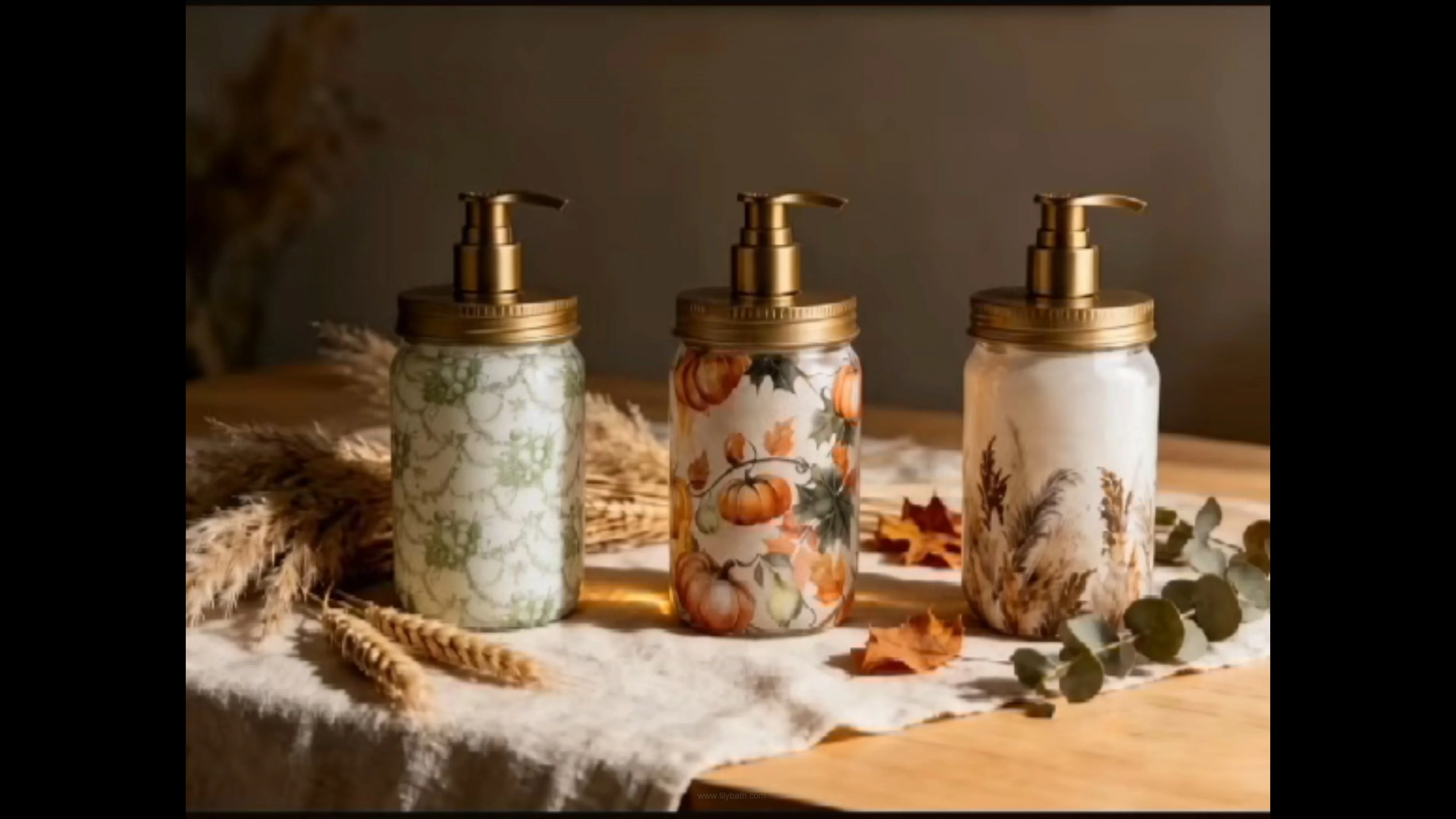 فال فارم ہاؤس موئسچرائزنگ فومنگ ہینڈ صابن سیٹ - باتھ روم اور کچن کے لیے واٹر کلر کدو، پمپاس گراس اور بیل کی سجاوٹ 1