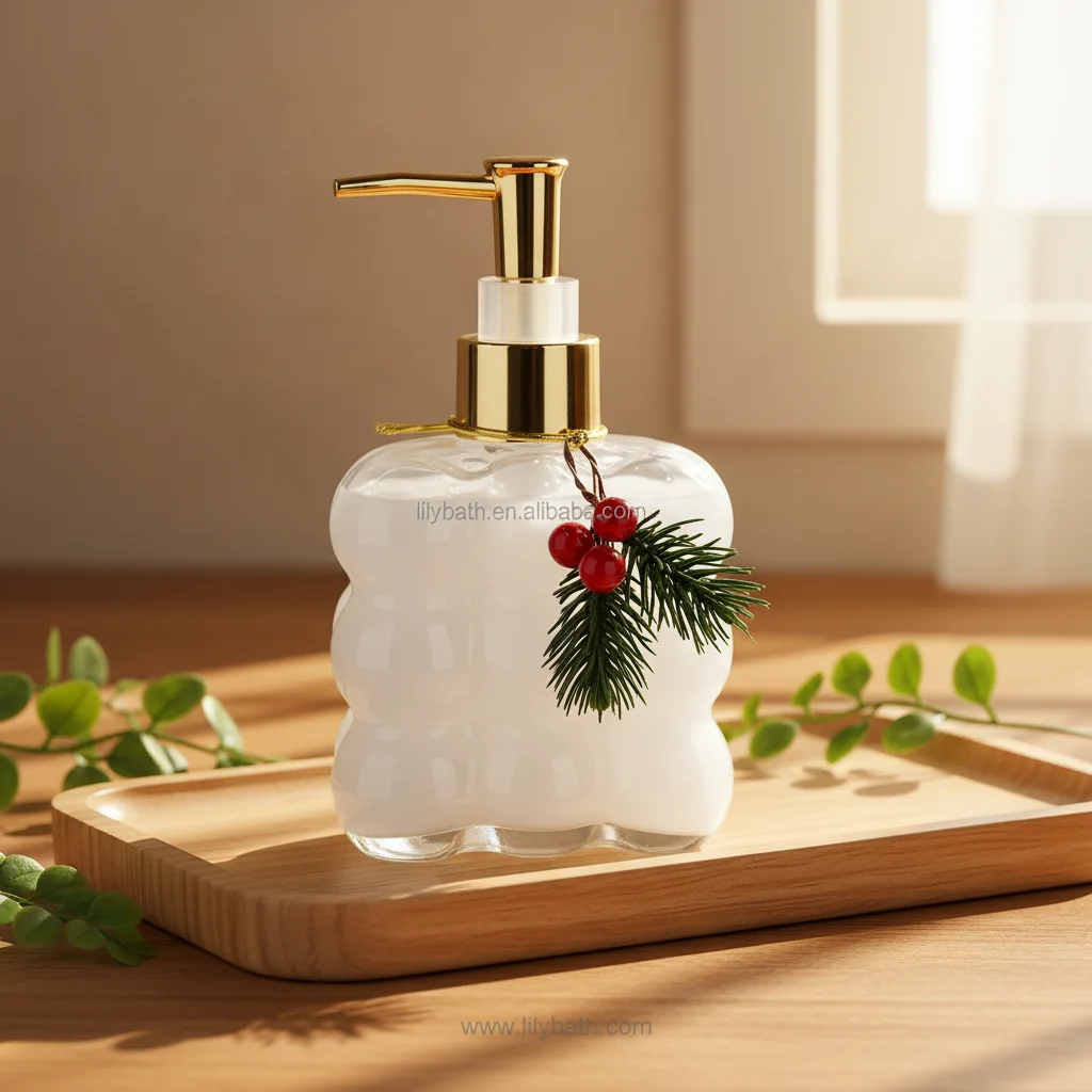Elegante dispenser di sapone liquido in vetro a forma di bolla per Natale - Flacone bianco a forma di nuvola con pompa dorata e decorazione festiva di agrifoglio. 1